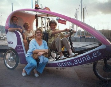 Paseo en bici por el Puerto Olímpico en Barcelona